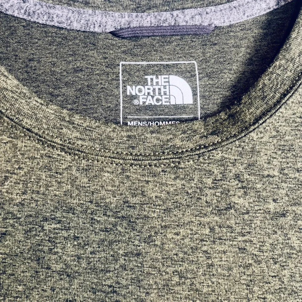 The North Face Mens LG. Athletic focused tshirt green weathered hiking running‎
